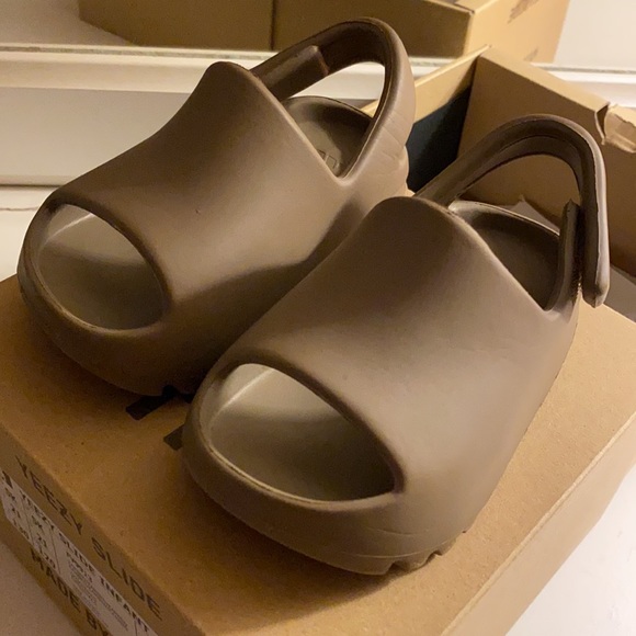 Yeezy slide Infant size 5 - Picture 2 of 5